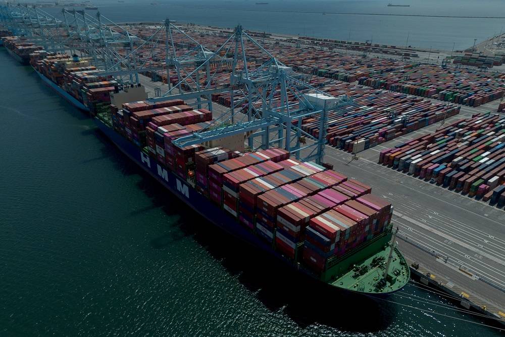 O navio porta-contêineres HMM Aquamarine no Porto de Los Angeles, na Califórnia, em 25 de abril (Bloomberg)