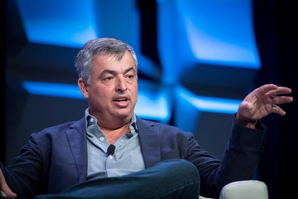 Eddy Cue, vice-presidente sênior de software e serviços de internet da Apple, disse que a empresa está considerando reorientar seu foco para motores de busca impulsionados por IA (Bloomberg)