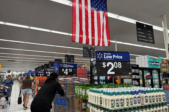 Consumidores dentro de uma loja Walmart em San Leandro, Califórnia, EUA. Fotógrafo: Justin Sullivan/Getty Images
