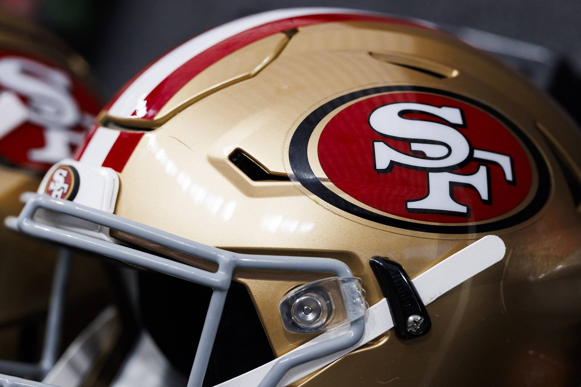 Detalhe do logotipo do San Francisco 49ers em um capacete durante um jogo de pré-temporada contra o Las Vegas Raiders no Allegiant Stadium em 23 de agosto de 2024 em Las Vegas, Nevada. (Foto de Ric Tapia/Getty Images) Fotógrafo: Ric Tapia/Getty Images