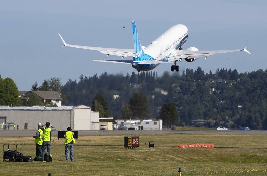 Um avião Boeing 737 MAX decola do Aeroporto Municipal de Renton, EUA (Ellen Banner/Getty Images)
