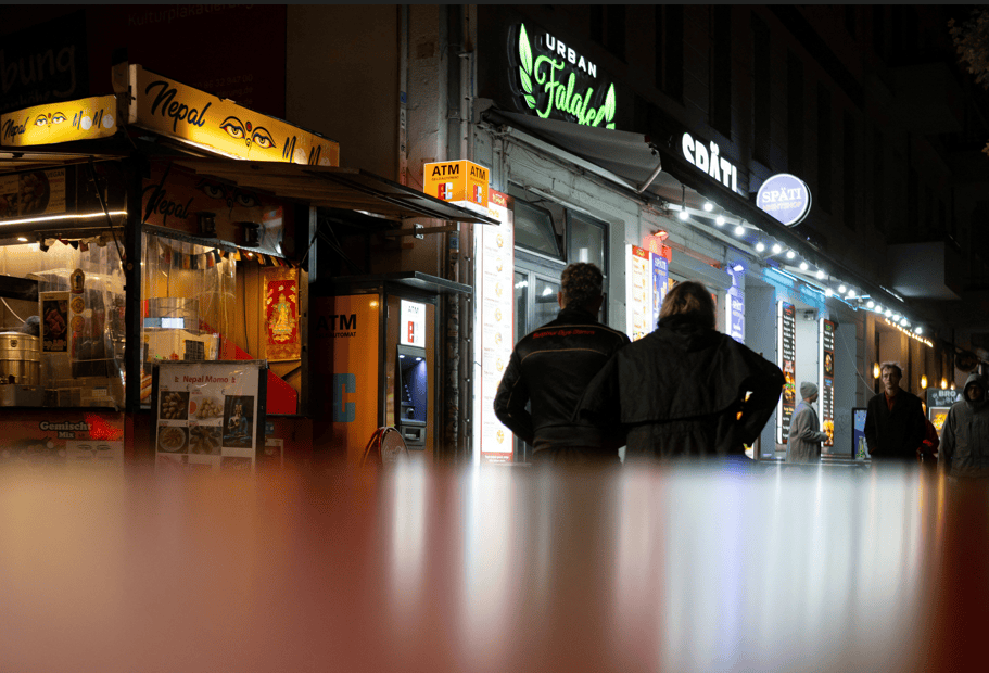 Pessoas passam por restaurantes e lojas na rua "Warschauer Strasse" em Berlim 16/11/2024. REUTERS/Annegret Hilse

