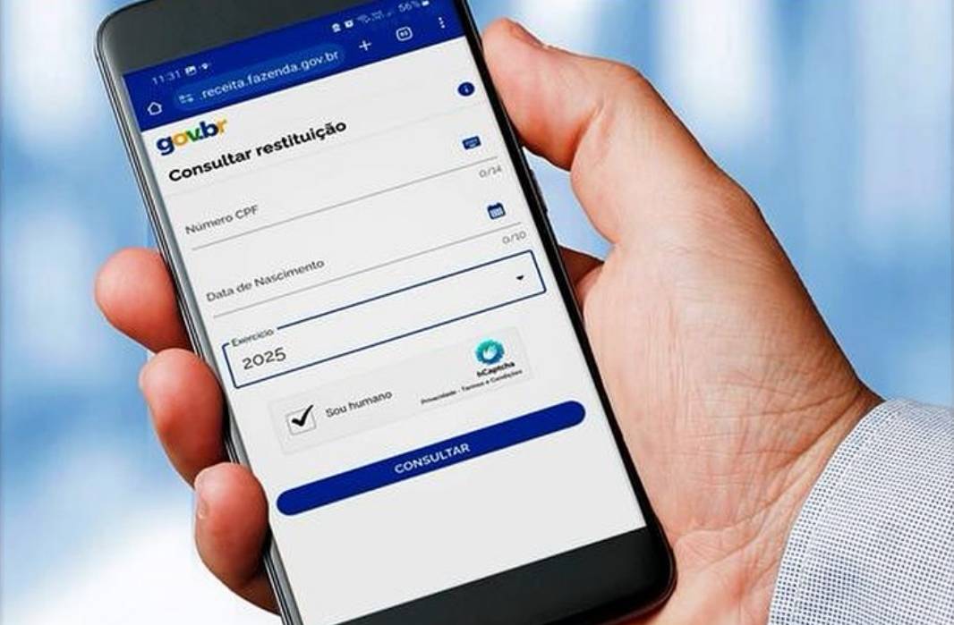 Celular mostra aplicativo da Receita Federal - consulta à restituição do IR