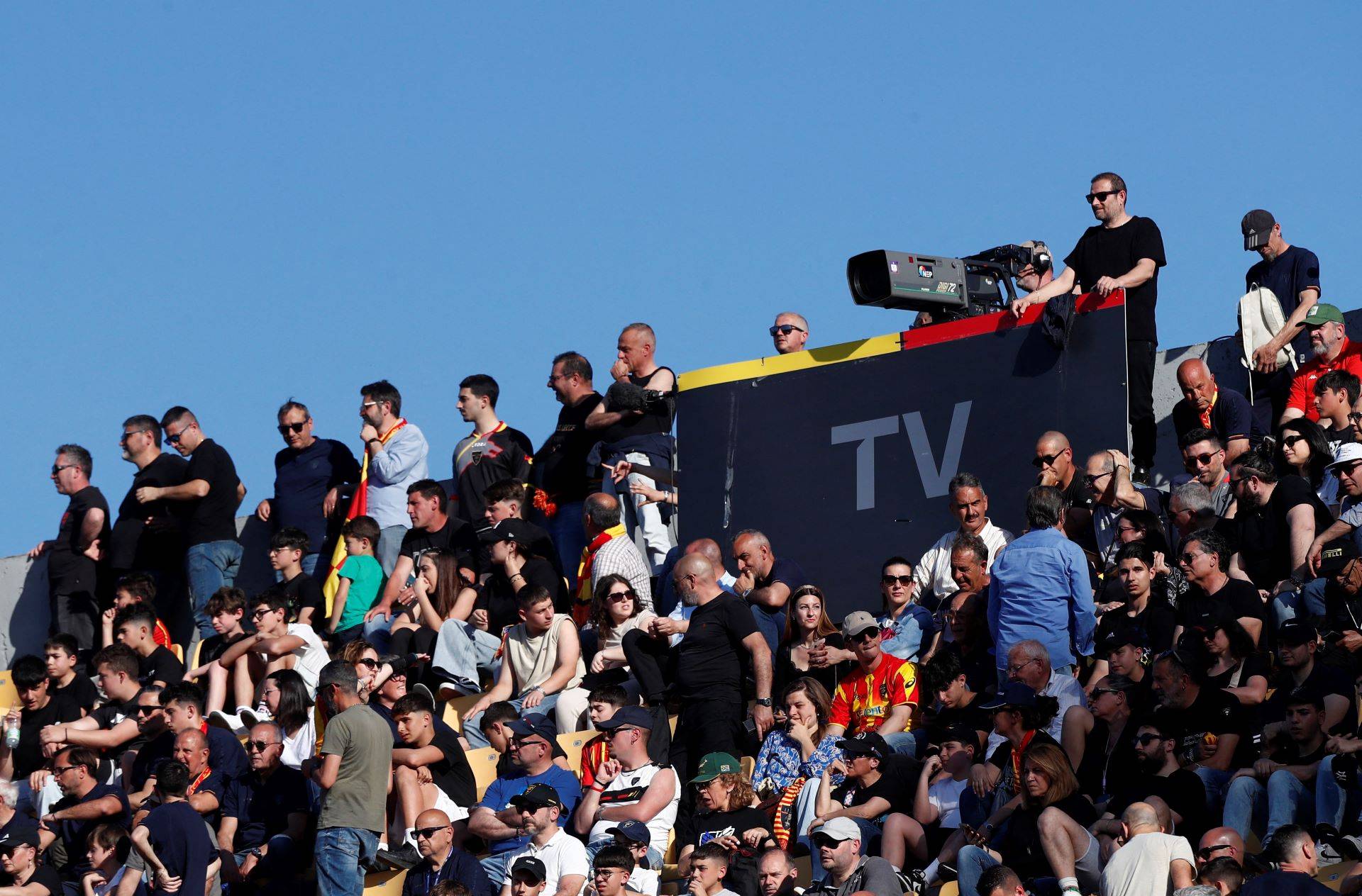 Cinegrafista em atuação durante partida do Campeonato Italiano 03/05/2025 (Foto: REUTERS/Alessandro Garofalo)