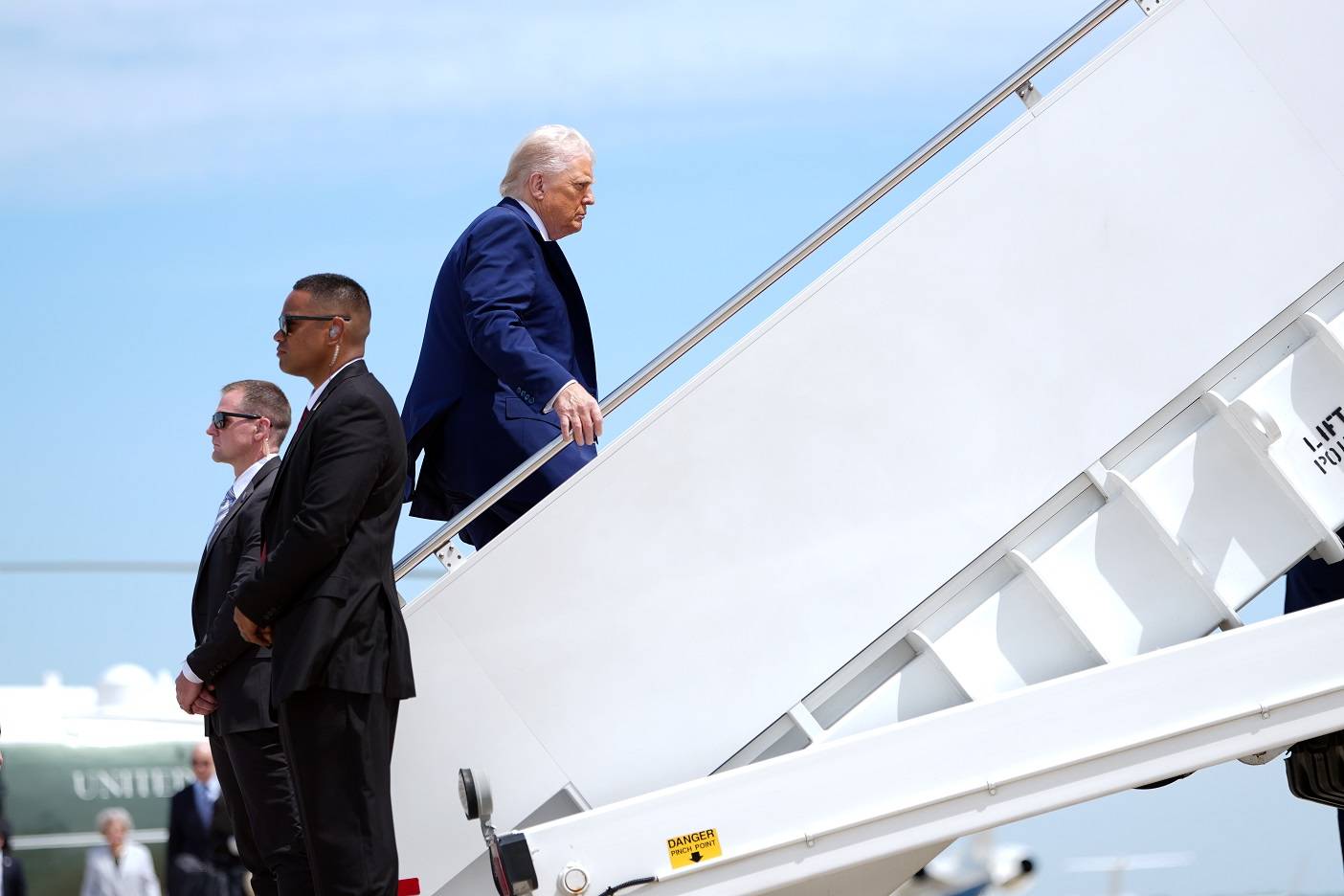 Presidente Trump embarcando no Air Force One na base aérea de Andrews para uma viagem ao Oriente Médio (Doug Mills/The New York Times)