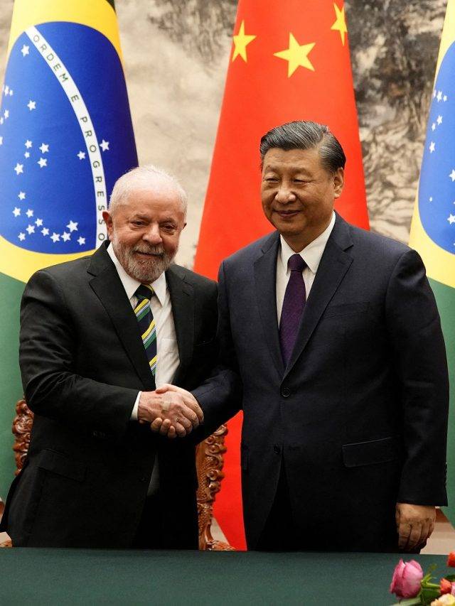 O presidente brasileiro Luiz Inácio Lula da Silva aperta a mão do presidente chinês Xi Jinping após uma cerimônia de assinatura realizada no Grande Salão do Povo em Pequim, China, em 14 de abril de 2023. Ken Ishii/Pool via REUTERS