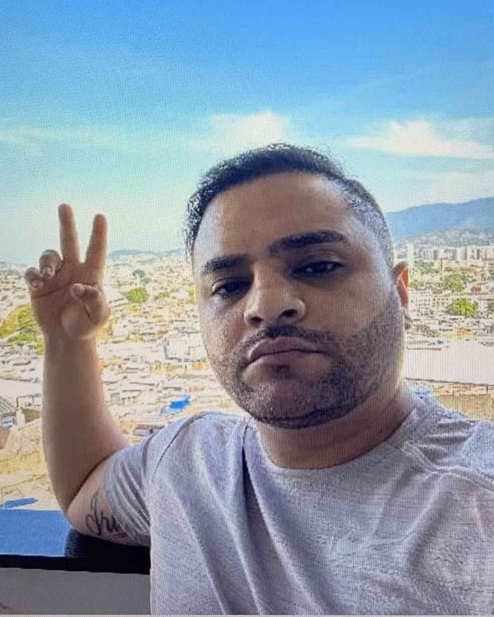 O traficante Phillip Gregório da Silva, o Professor, no Complexo do Alemão — Foto: Reprodução