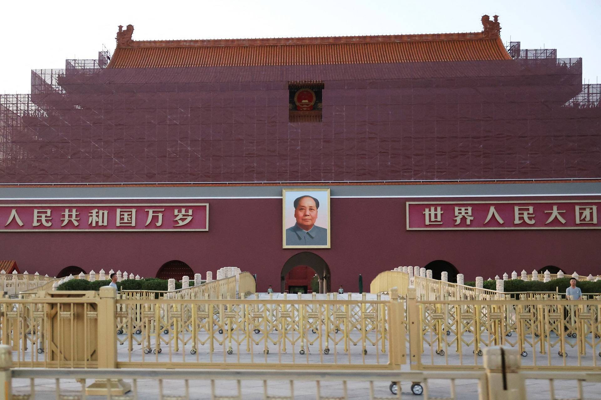 Segurança perto do retrato do falecido presidente chinês Mao Zedong exibido no Portão da Paz Celestial, em Pequim
 3/6/2025    REUTERS/Florence Lo