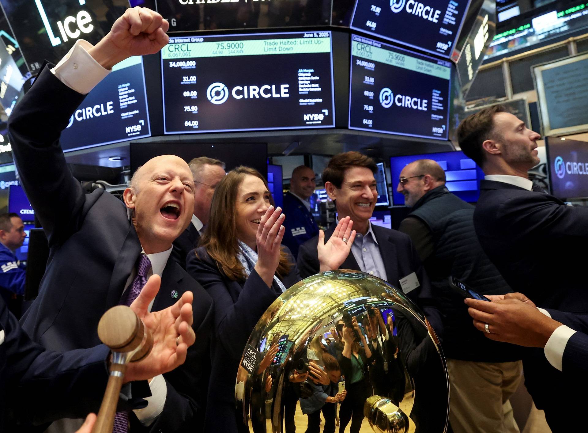 Jeremy Allaire, CEO e cofundador do Circle Internet Group, emissor de uma das maiores stablecoins do mundo, reage ao preço da primeira negociação, no dia do IPO da empresa, na Bolsa de Valores de Nova York (NYSE), na cidade de Nova York, EUA, em 5 de junho de 2025. REUTERS/Brendan McDermid