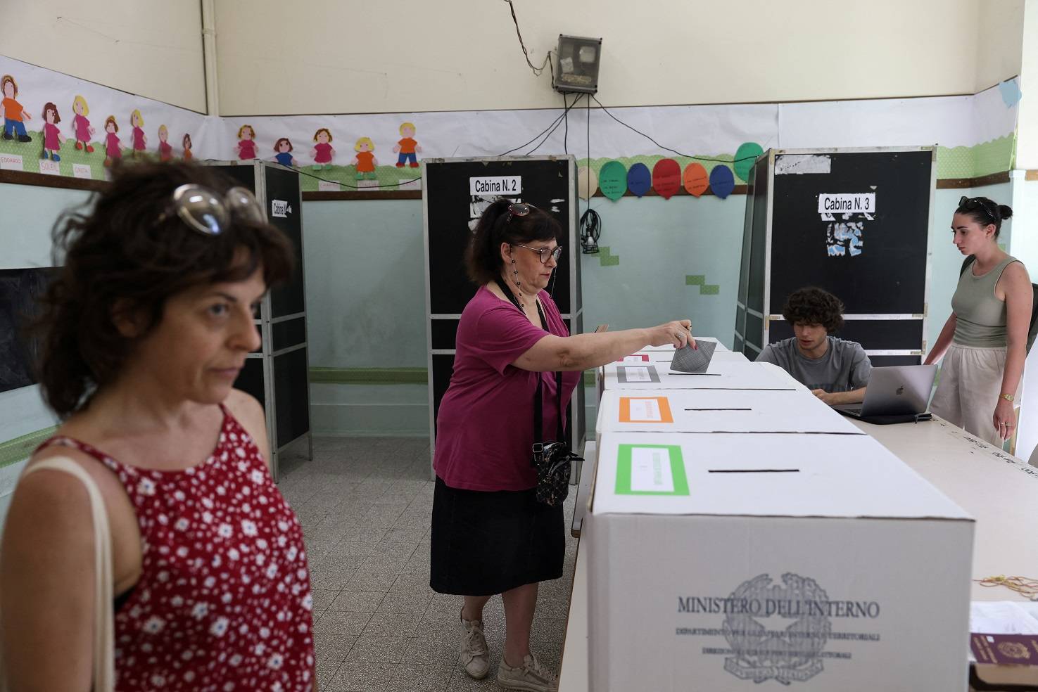 Uma pessoa vota durante o referendo sobre emprego e cidadania italiana em uma seção eleitoral em Roma, Itália, em 8 de junho de 2025. Foto: REUTERS/Matteo Minnella.

