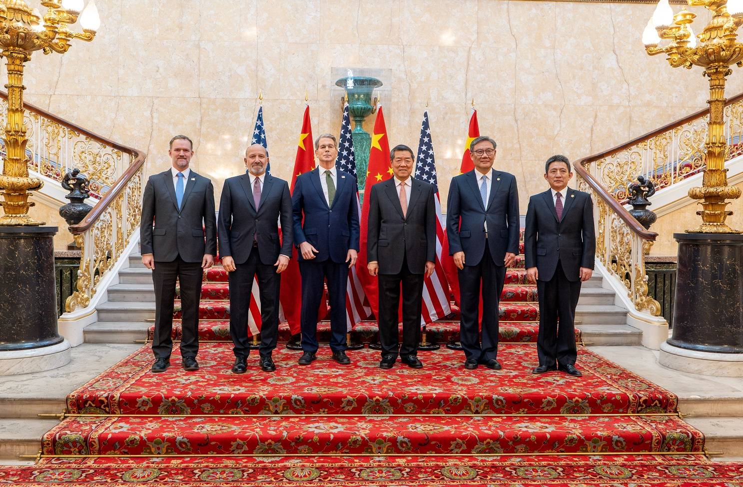 O Secretário do Tesouro dos EUA, Scott Bessent, e o vice-premiê chinês He Lifeng posam para uma foto com o Representante de Comércio dos EUA, Jamieson Greer, o Secretário de Comércio dos EUA, Howard Lutnick, o Ministro do Comércio da China, Wang Wentao, e o Representante Internacional de Comércio e Vice-Ministro do Comércio da China, Li Chenggang, em Londres, Reino Unido, em 9 de junho de 2025. Foto cedida pelo Tesouro dos Estados Unidos/Handout via REUTERS