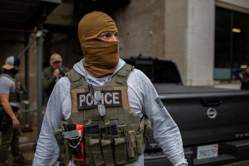 Um agente federal retorna ao seu veículo após realizar prisões relacionadas à imigração em Chicago, Illinois, EUA, em 4 de junho de 2025. REUTERS/Jim Vondruska