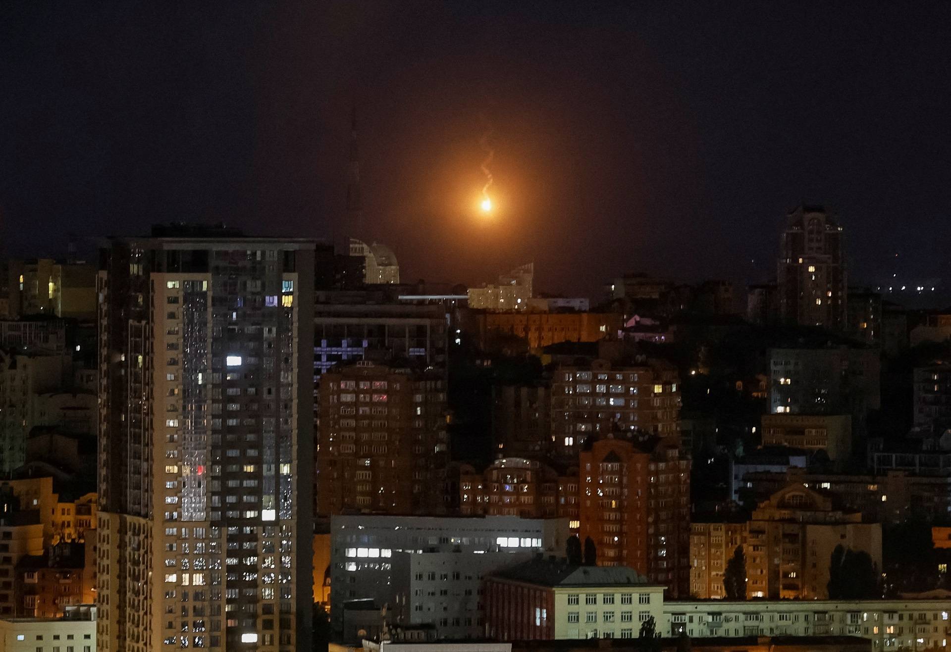 A explosão de um drone é vista no céu sobre a cidade durante um ataque de drone russo, em meio ao ataque russo à Ucrânia, em Kiev, Ucrânia, em 10 de junho de 2025. REUTERS/Gleb Garanich
