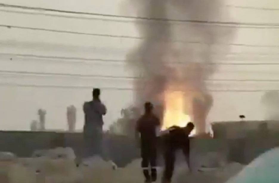 Pessoas observam fogo queimando no campo de gás South Pars, em Tonbak, província de Bushehr, Irã, nesta captura de tela de vídeo divulgado em 14 de junho de 2025. Mídias sociais/via REUTERS. ESTA IMAGEM FOI FORNECIDA POR TERCEIROS. CRÉDITO OBRIGATÓRIO. PROIBIDA REVENDA. PROIBIDO ARQUIVAMENTO. USO EXCLUSIVO PARA NOTÍCIAS.