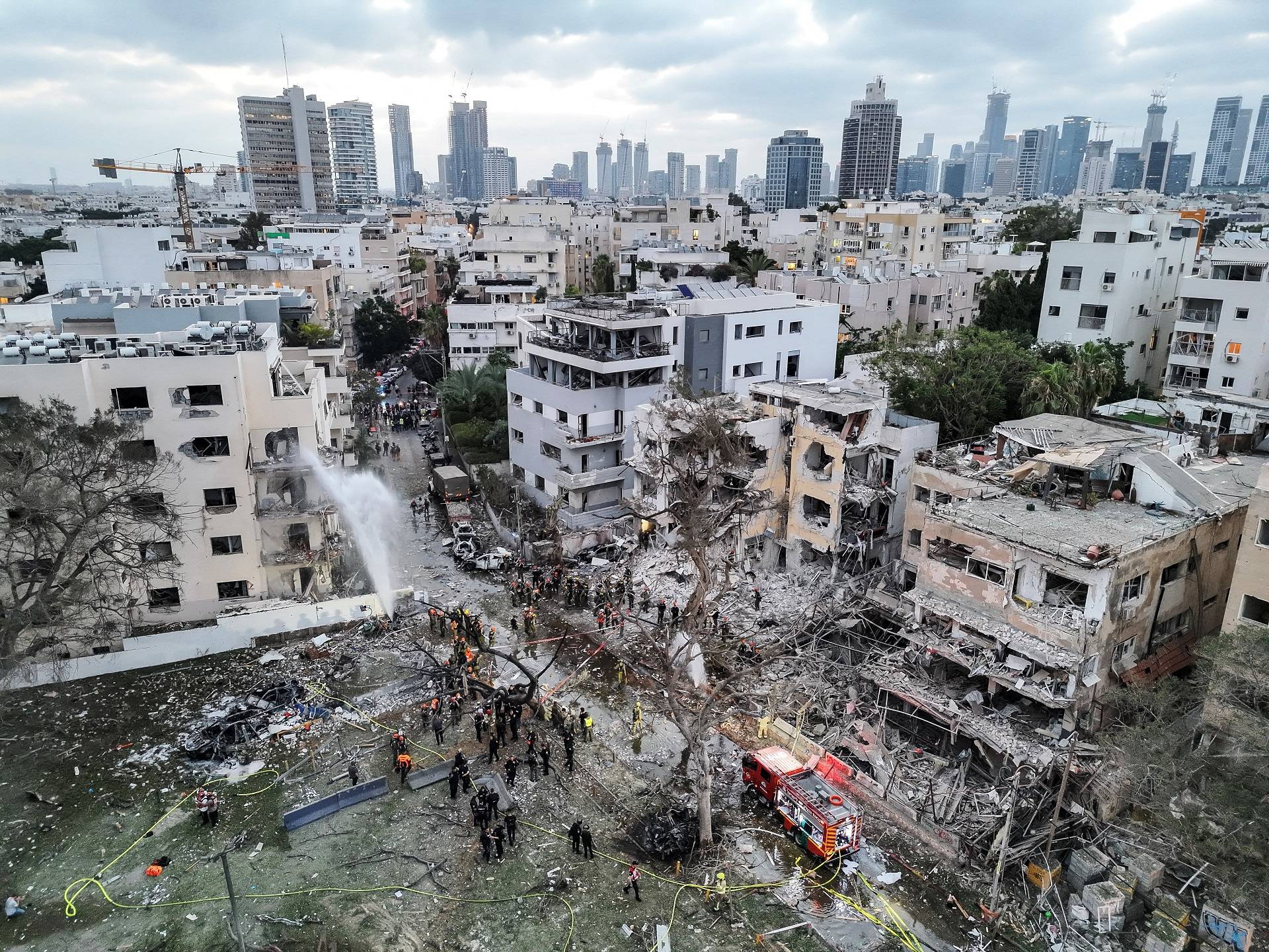 Uma foto tirada por drone mostra os danos em residências no local do impacto após o ataque de mísseis do Irã contra Israel, em Tel Aviv, Israel, em 16 de junho de 2025. REUTERS/Moshe Mizrahi