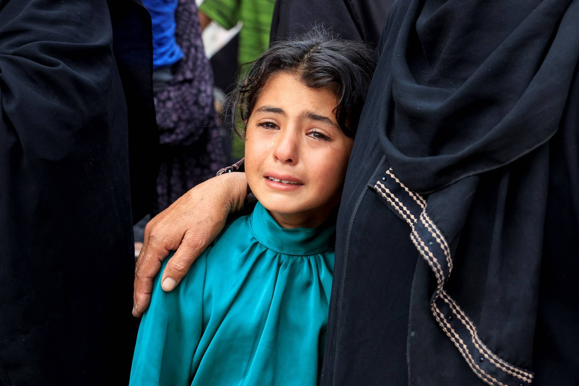 Um enlutado reage durante o funeral de palestinos mortos no que o Ministério da Saúde de Gaza diz ter sido fogo israelense perto de um centro de distribuição em Rafah, no Hospital Nasser em Khan Younis, no sul da Faixa de Gaza, em 16 de junho de 2025. REUTERS/Hatem Khaled