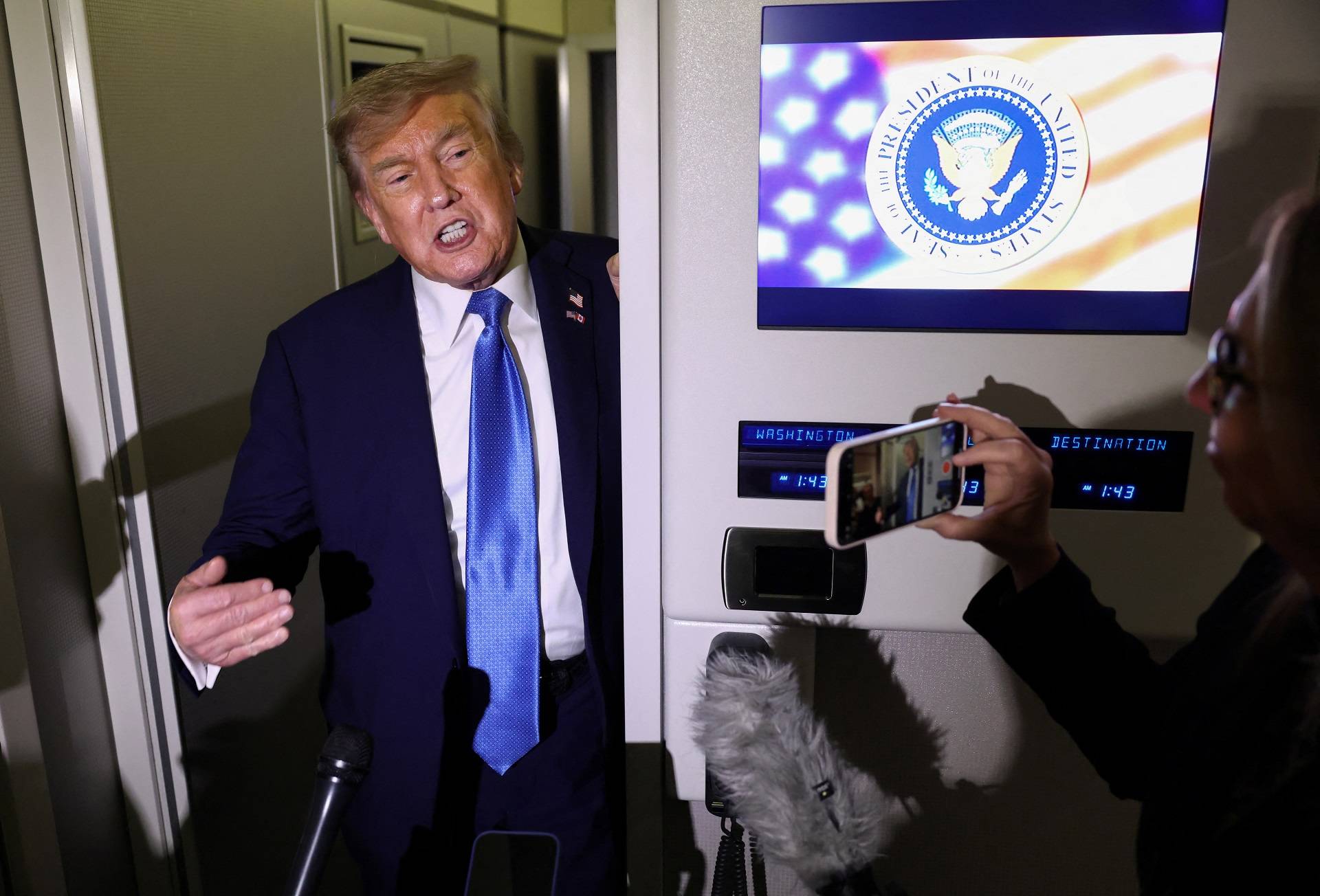O presidente dos EUA, Donald Trump, fala com repórteres a bordo do Air Force One após partir mais cedo da cúpula do G7 no Canadá para retornar a Washington, em 17 de junho de 2025. REUTERS/Kevin Lamarque