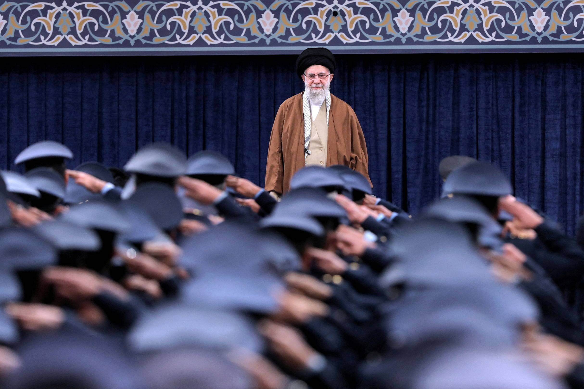 FILE PHOTO: O líder supremo do Irã, aiatolá Ali Khamenei, ouve o hino nacional enquanto oficiais da Força Aérea o saúdam durante reunião em Teerã, Irã, em 7 de fevereiro de 2025. Gabinete do Líder Supremo Iraniano/WANA (Agência de Notícias da Ásia Ocidental)/Divulgação via REUTERS