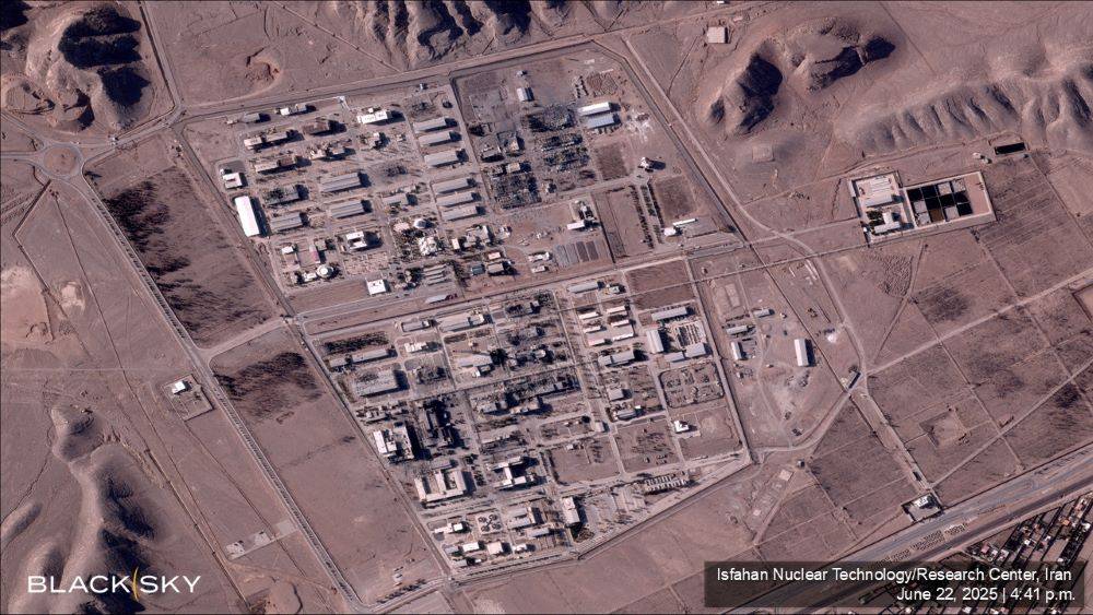 Imagem de satélite mostra prédios destruídos no Centro de Tecnologia Nuclear de Isfahan, após ter sido atingido por ataques aéreos dos EUA, em Isfahan, Irã. Imagem divulgada em 22 de junho de 2025. (Foto: Blacksky/Handout via REUTERS)