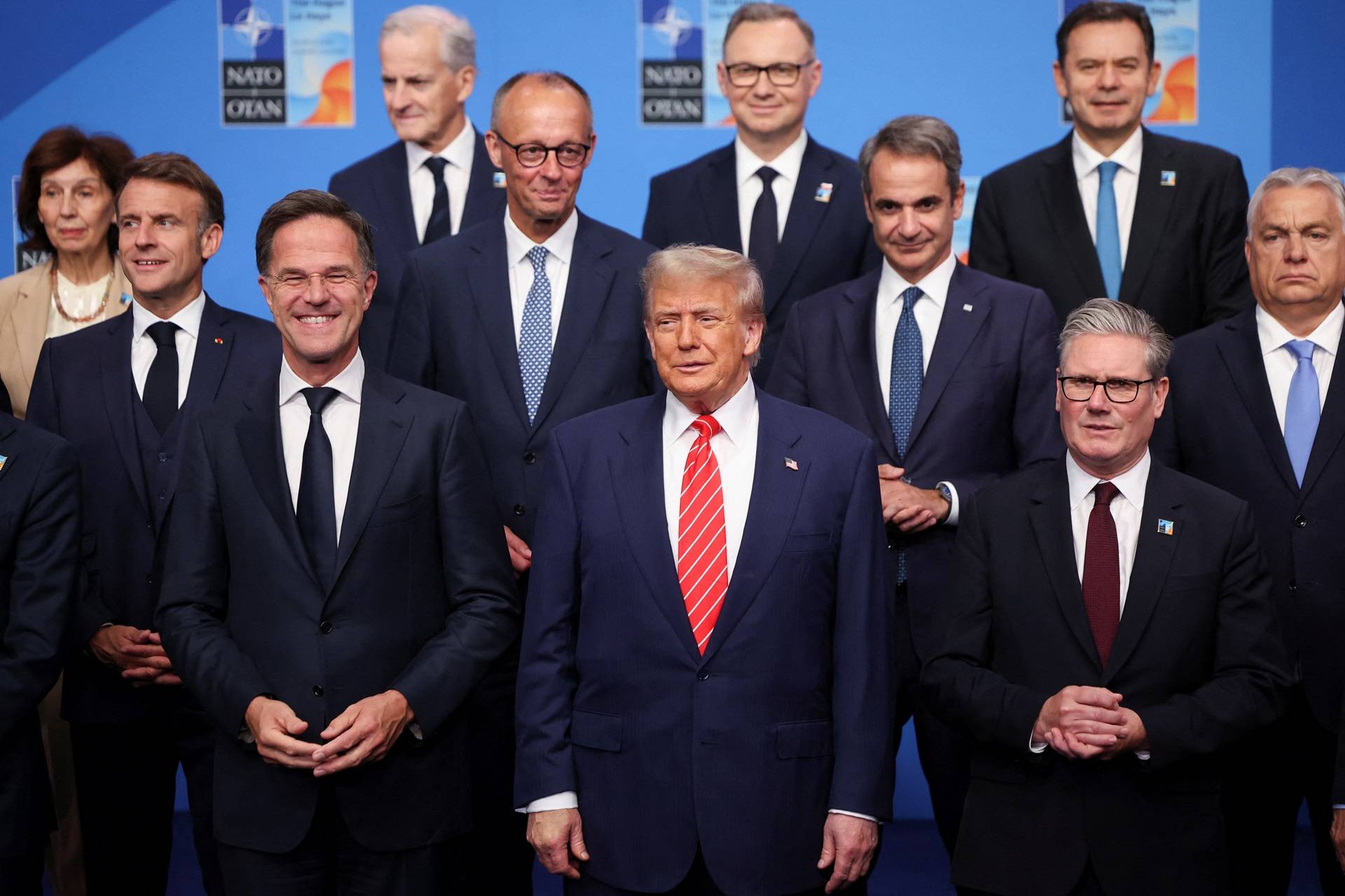 O secretário-geral da OTAN, Mark Rutte, o presidente dos EUA, Donald Trump, o primeiro-ministro britânico, Keir Starmer, o presidente francês, Emmanuel Macron, o chanceler alemão, Friedrich Merz, o primeiro-ministro grego, Kyriakos Mitsotakis, e o primeiro-ministro húngaro, Viktor Orban, posam para uma foto de família com líderes da OTAN durante uma cúpula de líderes da OTAN em Haia, Holanda, em 25 de junho de 2025. REUTERS/Claudia Greco