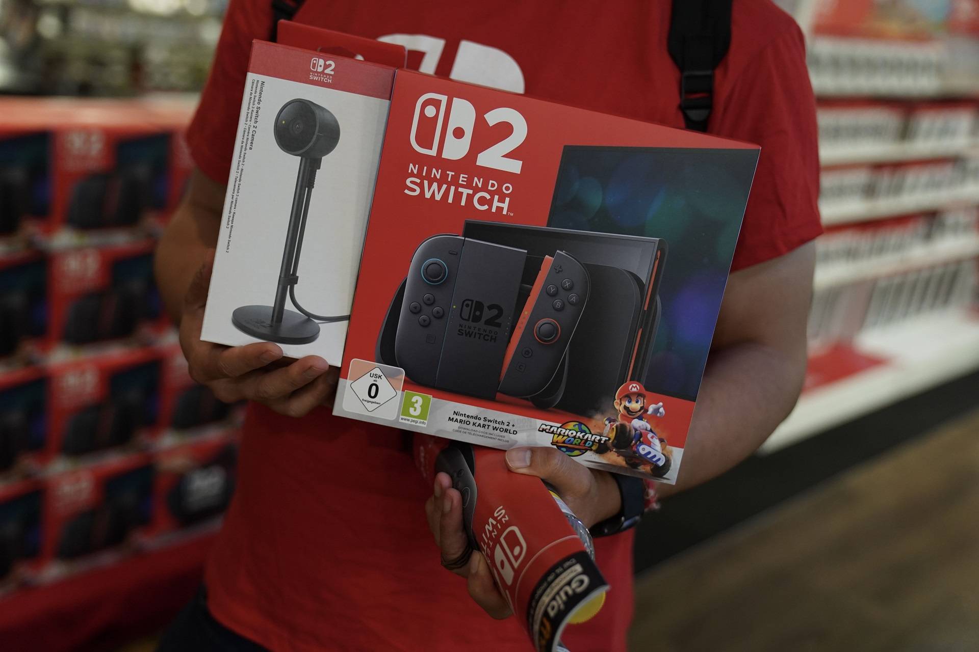 Um cliente com um console de videogame Nintendo Switch 2 em Valência, Espanha, em 5 de junho. Fotógrafo: Michael Robinson Chavez/Bloomberg