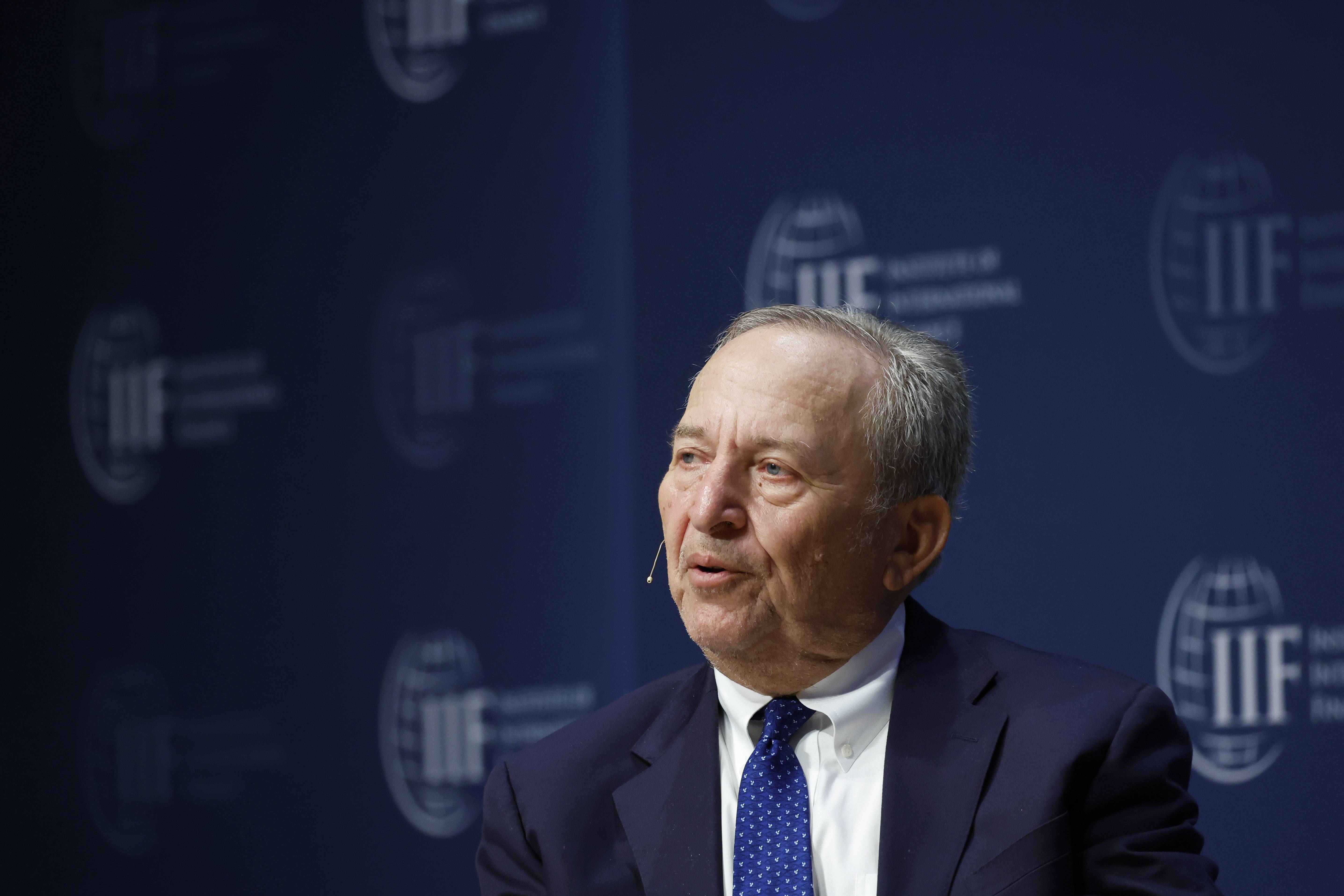 Lawrence Summers, presidente emérito e professor da Universidade de Harvard, discursa durante a reunião anual de membros do Instituto de Finanças Internacionais (IIF) em Washington, DC, EUA, na sexta-feira, 14 de outubro de 2022. (Foto: Bloomberg)