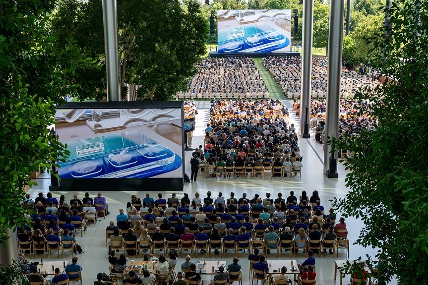 Participantes assistem ao discurso principal durante a Conferência Mundial de Desenvolvedores da Apple no campus Apple Park em Cupertino, Califórnia, em 9 de junho (Bloomberg)