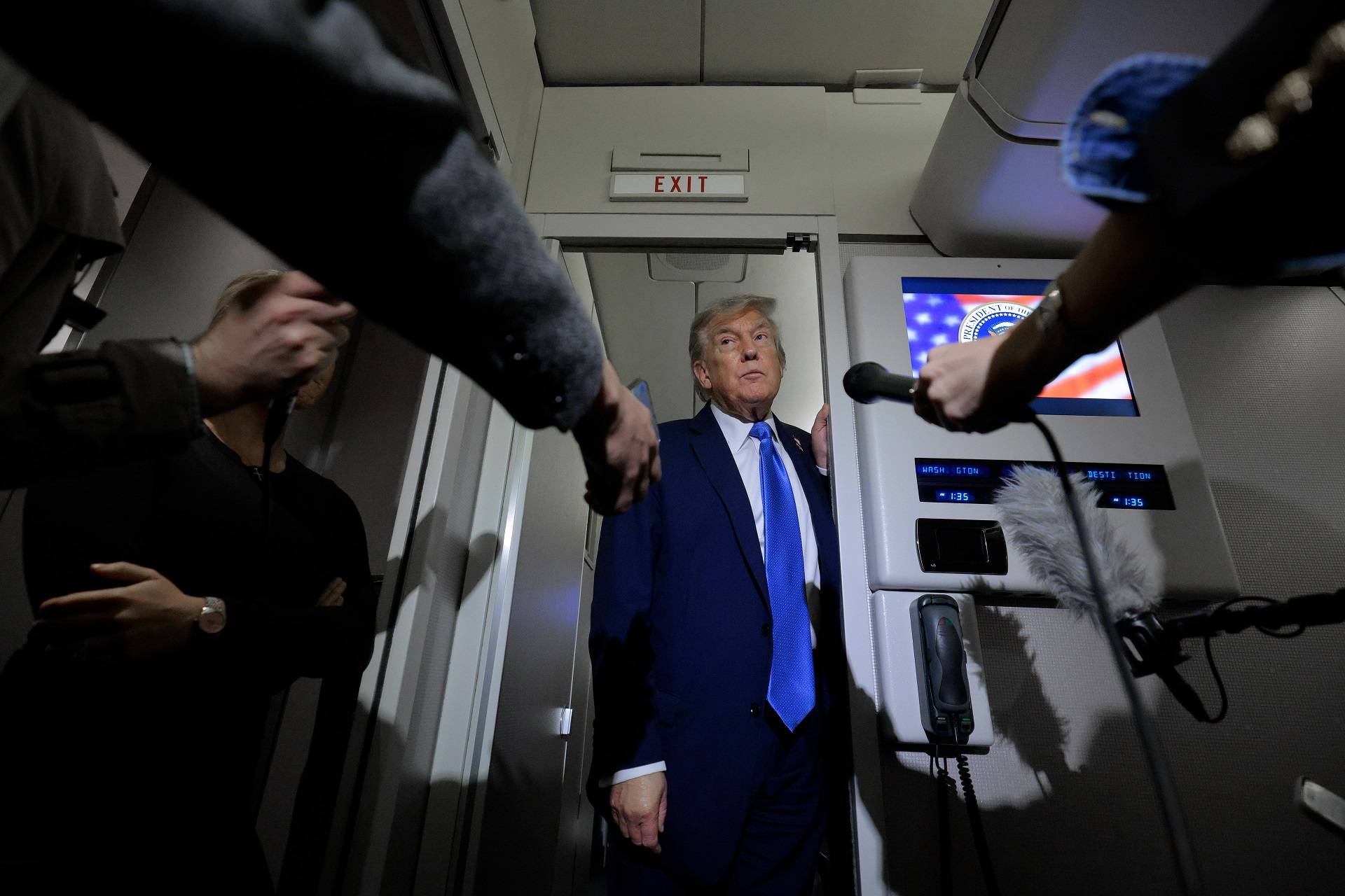 O presidente dos EUA, Donald Trump, fala com repórteres a bordo do Air Force One após sair mais cedo da Cúpula de Líderes do G7 em 16 de junho. (Foto: Bloomberg)