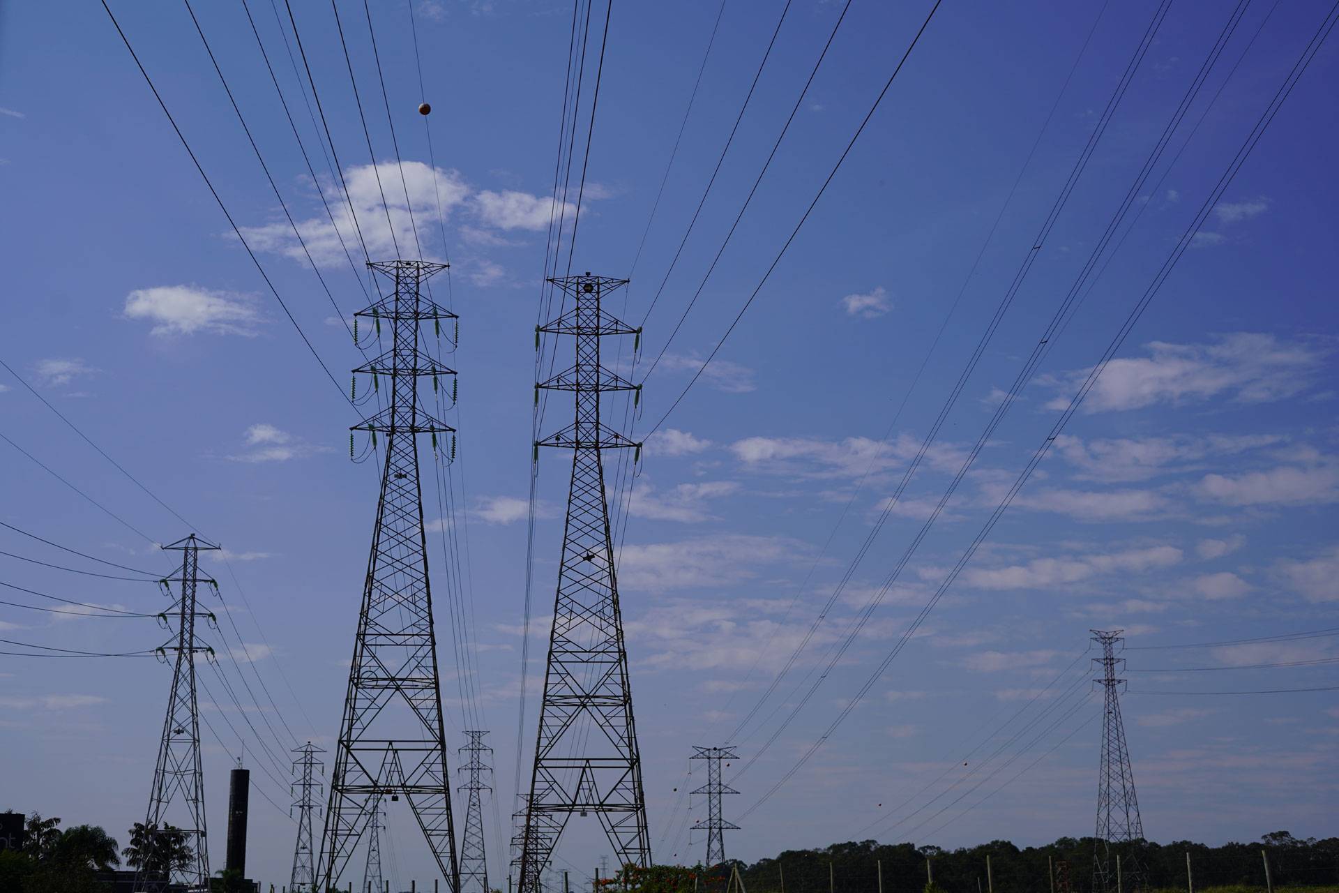 Redes de transmissão de energia: setor é essencial para economia (Imagem gerada com auxílio IA/Leonardo Albertino)