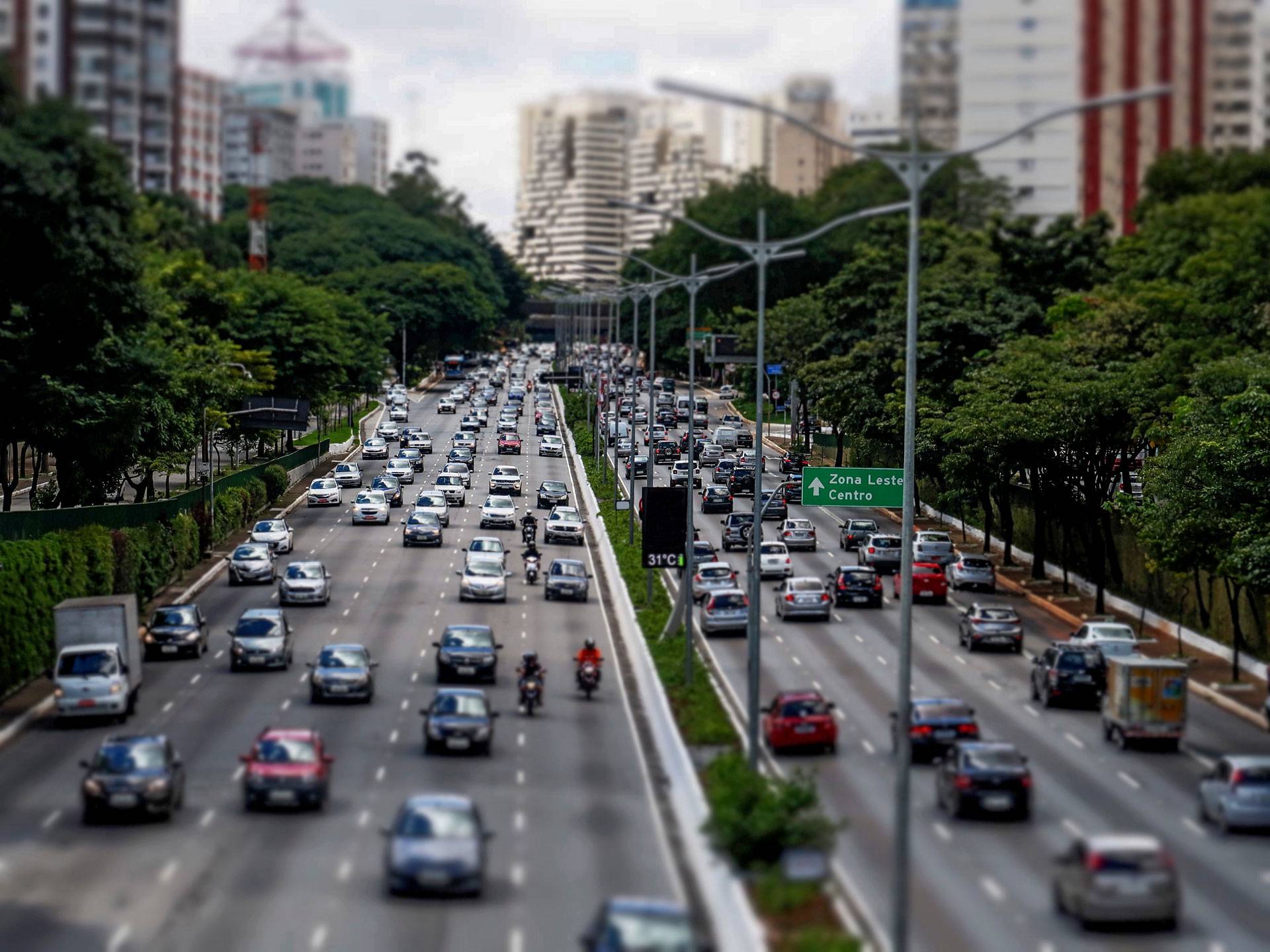 Imagem ilustra setor de transportes no Brasil com muitos carros, motos e caminhões disputando espaço no trânsito