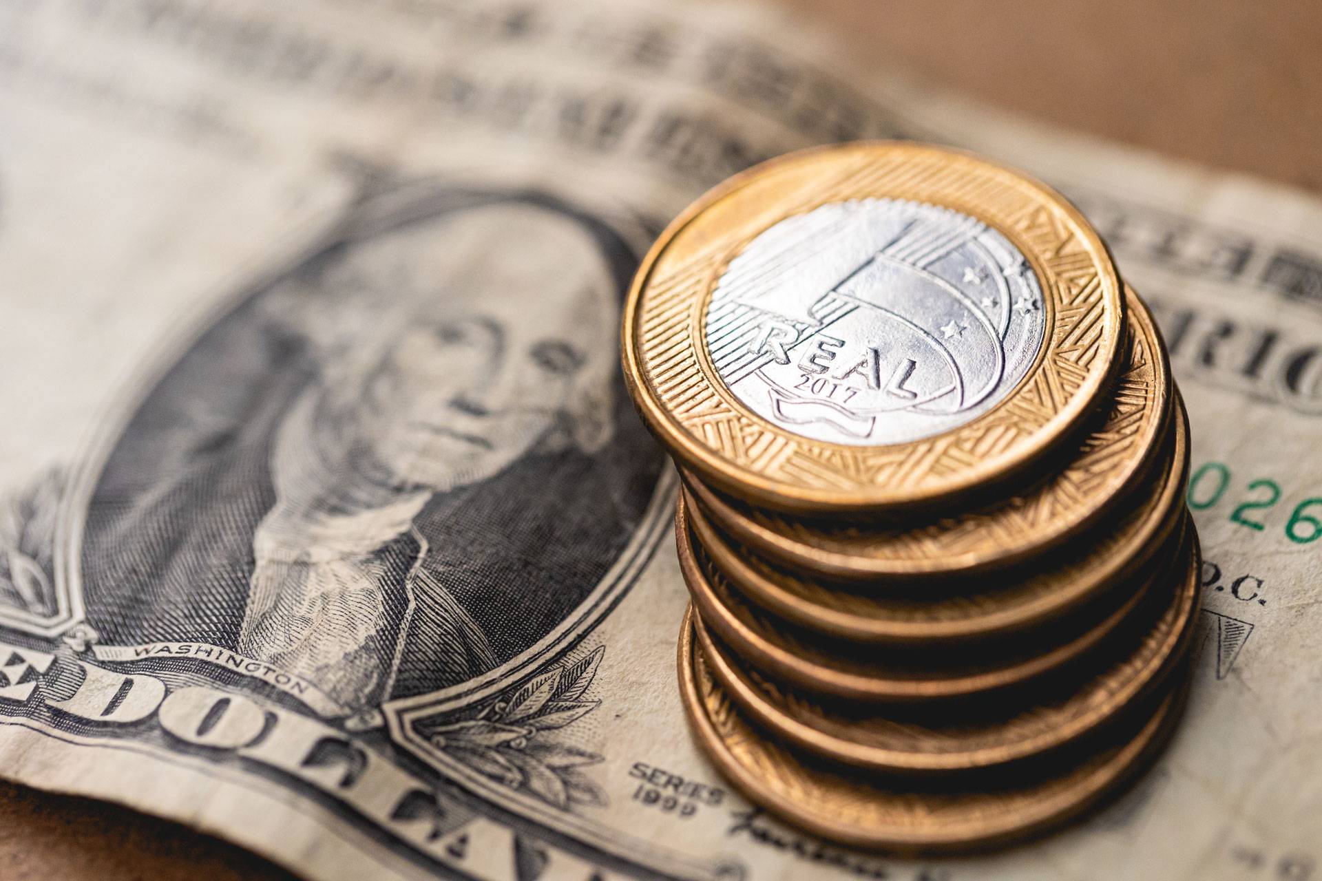 Câmbio de dólar para real e real para dólar impacta os negócios que trabalham com remessas internacionais e comércio exterior