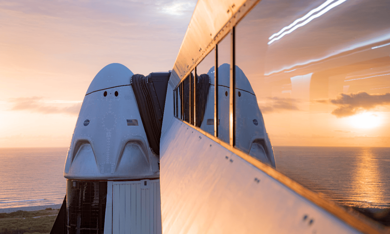 Dragon na plataforma do Complexo de Lançamento 39A (Divulgação/SpaceX)