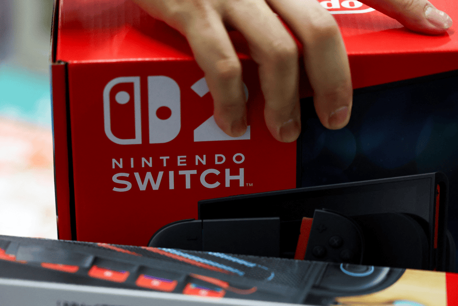 Uma pessoa segura a caixa de um console de videogame Nintendo Switch 2 enquanto a Nintendo começa a vender os novos consoles globalmente, em uma loja de eletrônicos em Tóquio, Japão, em 5 de junho de 2025. REUTERS/Issei Kato