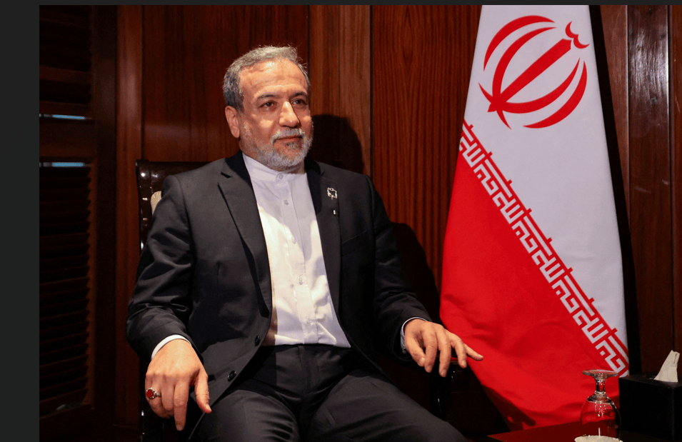 O Ministro das Relações Exteriores do Irã, Abbas Araghchi, durante uma reunião com o Ministro das Relações Exteriores do Egito, Badr Abdelatty, no Cairo, Egito, em 2 de junho de 2025. REUTERS/Mohamed Abd El Ghany/Foto de arquivo