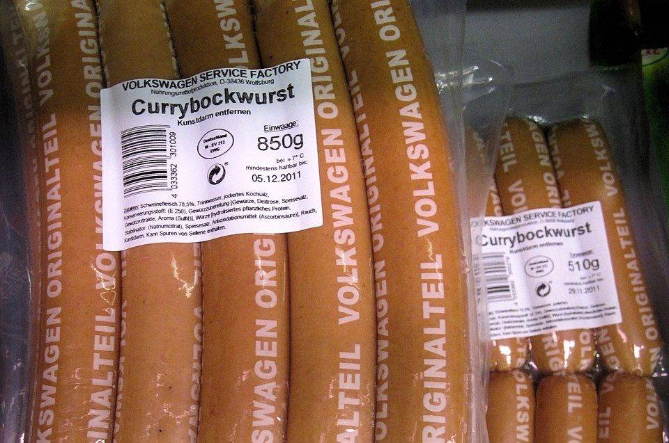 Salsichas curry da VW embaladas a vácuo em duas tamanhos (170 g e 85 g) na prateleira de um supermercado Görge-Edeka em Braunschweig (Monstourz/Wikimedia Commons)