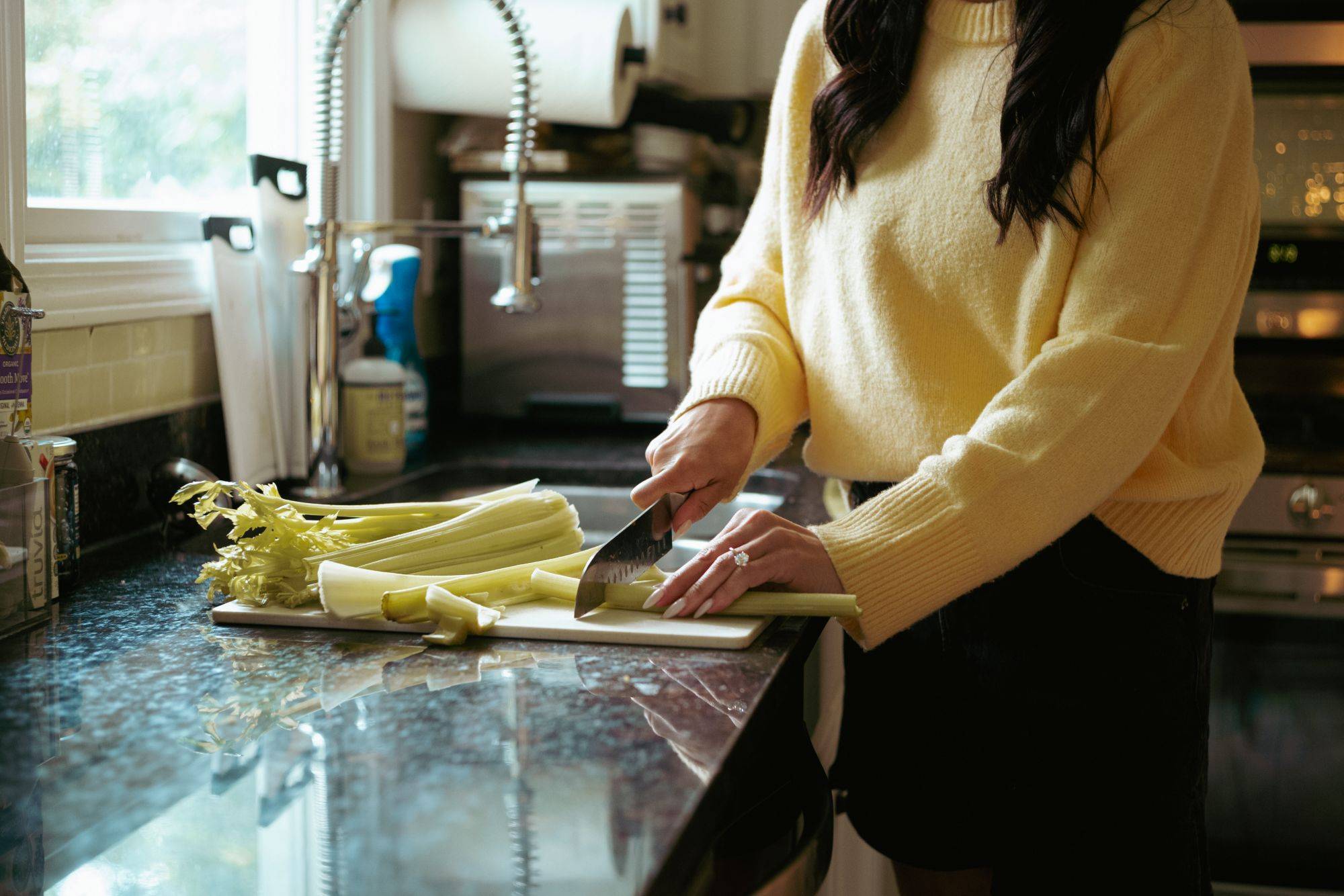 Amy Kane prepara um lanche em sua casa em Naperville, Illinois, em 8 de junho de 2025. À medida que medicamentos como o Ozempic transformam a saúde de milhões de americanos, algumas famílias estão descobrindo um efeito colateral surpreendente: membros da família que não tomam os remédios estão mudando sua relação com a comida e, em alguns casos, também perdendo peso. (Nolis Anderson/The New York Times)