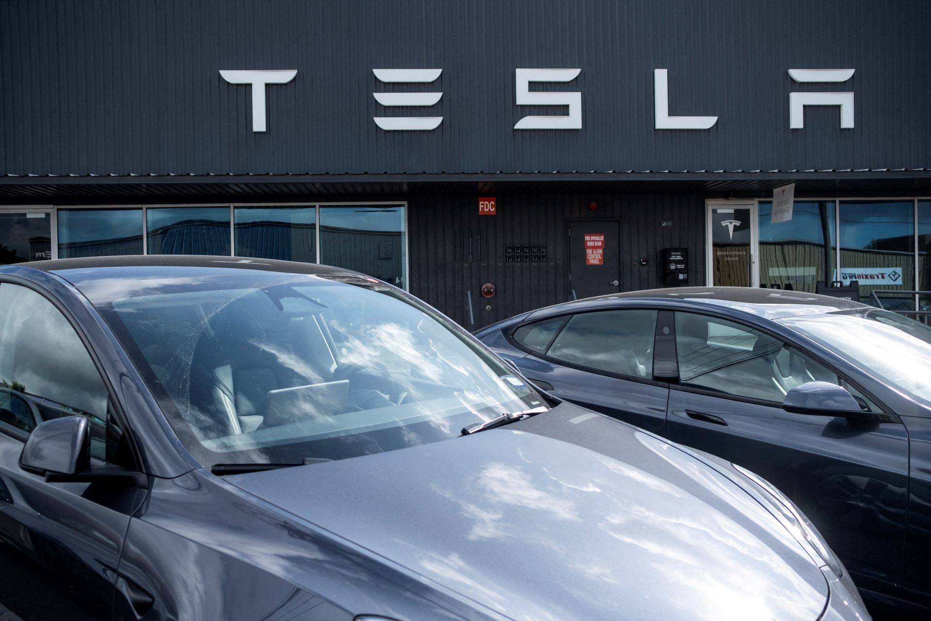 Veículos da Tesla estacionados do lado de fora de um centro de serviços em Austin, no Texas - 21/06/2025  (Foto: REUTERS/Joel Angel Juarez)

