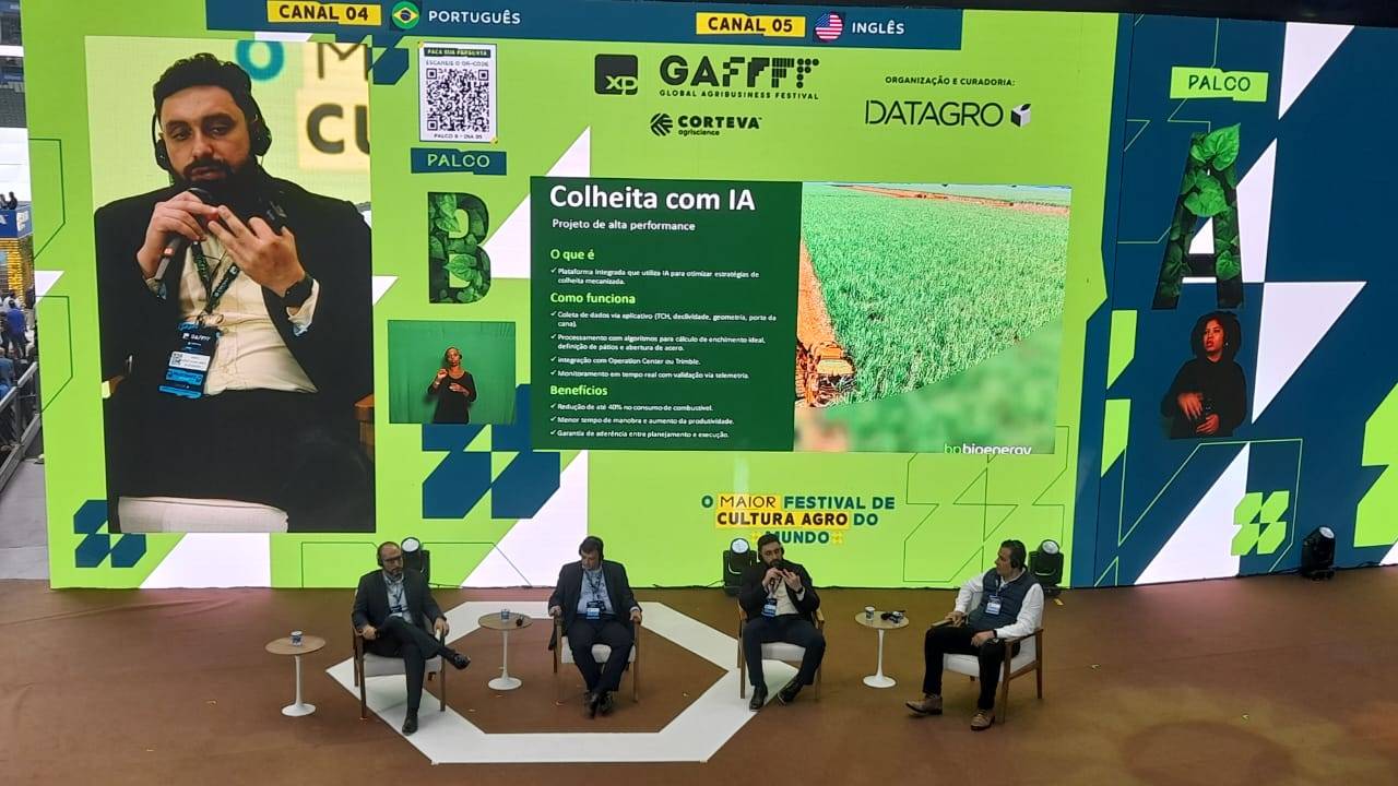 Painel sobre Inteligência Artificial no campo contou com a presença de Guilherme Panes (Jacto), Hélio Moraes (PK Advogados) e Mário Sérgio Salani (BP Bionergy), sendo mediada por José Damico (SciCrop). Foto: InfoMoney