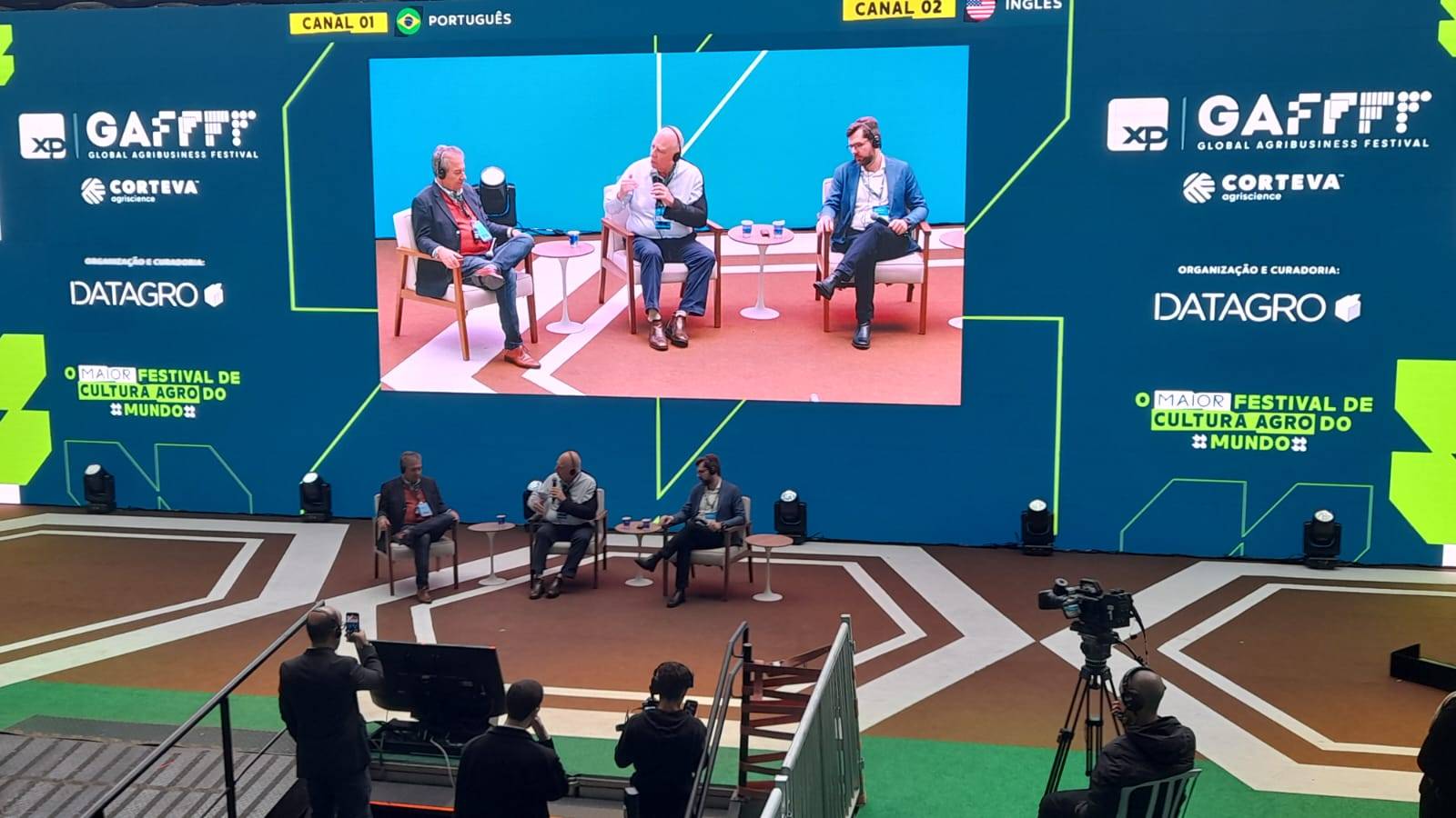 Painel "Agro na COP 30" contou com a presença de Marcello Brito (Tropical Forest Alliance) e Leonardo Mercante (Suzano), sendo mediada pelo deputado federal Arnaldo Jardim. (Foto: InfoMoney)