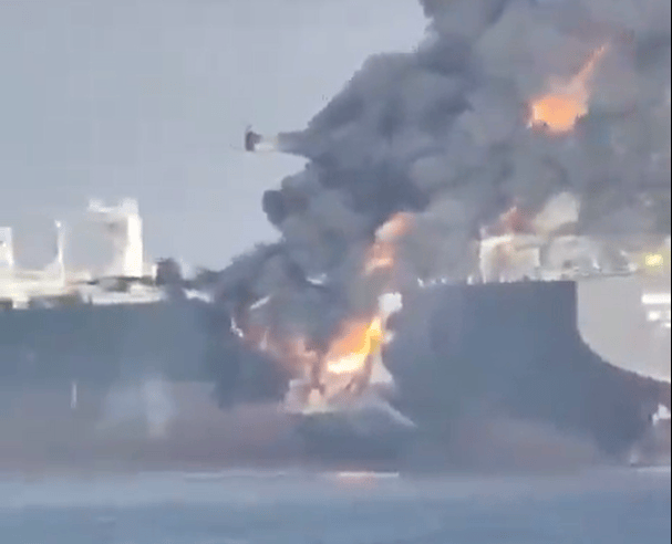 Superpetroleiros se chocam no Estreito de Hormuz (Foto: Reprodução/Redes sociais)