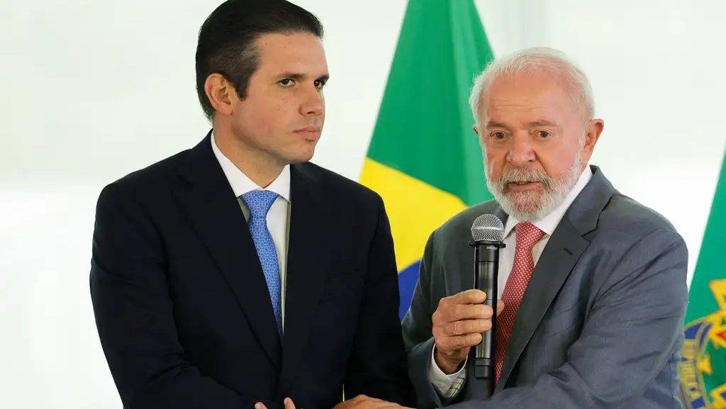 Brasília, 02/02/2025 - O presidente Luiz Inácio Lula da Silva (d) reunido com os presidentes do Senado, Davi Alcolumbre (fora do quadro), e da Câmara dos Deputados, Hugo Motta (e) Foto: Fabio Rodrigues-Pozzebom/Agência Brasil
