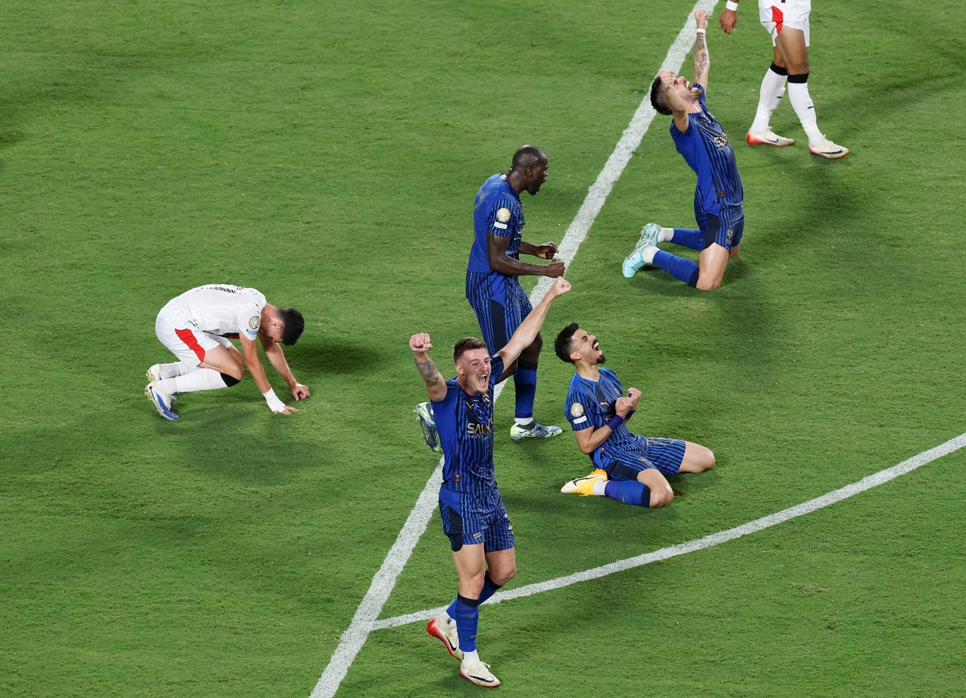Futebol - Copa do Mundo de Clubes da FIFA - Oitavas de final - Manchester City x Al Hilal - Estádio Camping World, Orlando, Flórida, EUA - 30 de junho de 2025 Sergej Milinkovic-Savic, do Al Hilal, comemora com seus companheiros de equipe após a partida REUTERS/Hannah Mckay