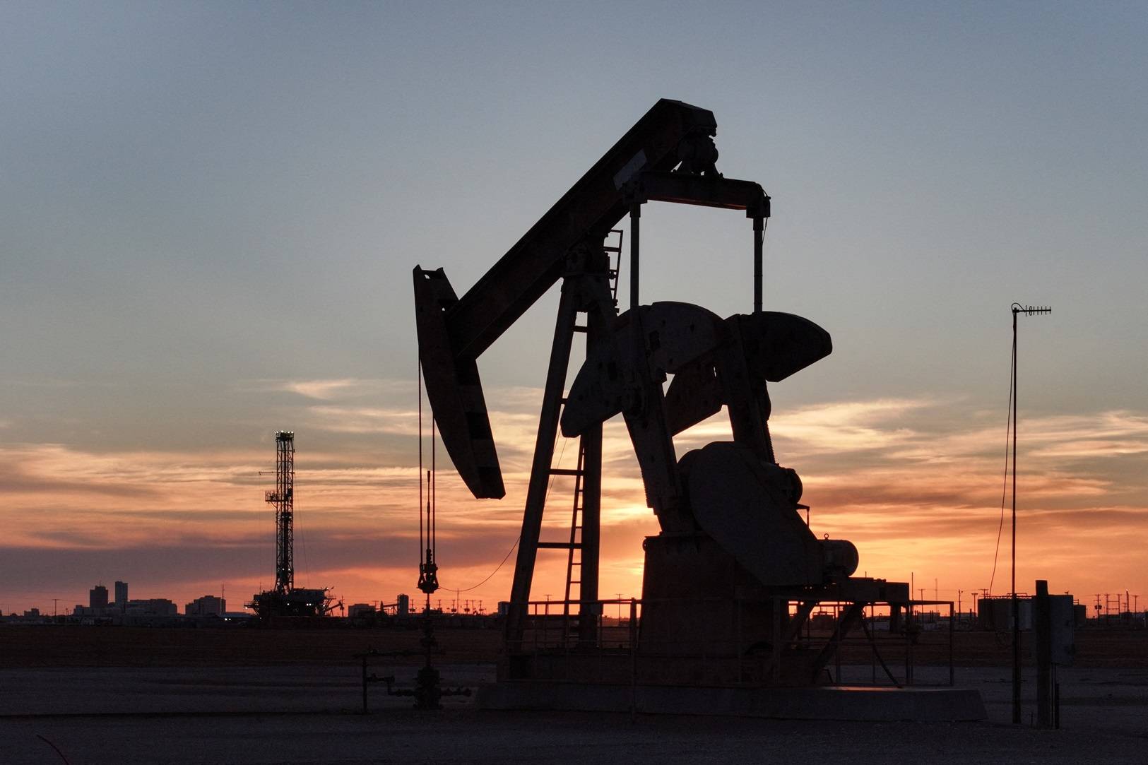 Bomba de petróleo e torre de perfuração ao sul de Midland, Texas, EUA - 
11/06/2025
(Foto: REUTERS/Eli Hartman)