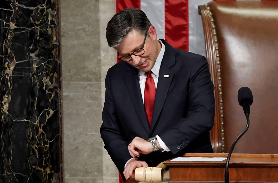 O presidente da Câmara dos Deputados dos EUA, Mike Johnson (R-LA), confere seu relógio durante a votação final na Câmara dos Representantes do projeto de lei de grande corte de impostos e gastos do presidente dos EUA, Donald Trump, no Capitólio em Washington, D.C., EUA, 3 de julho de 2025. REUTERS/Jonathan Ernst

