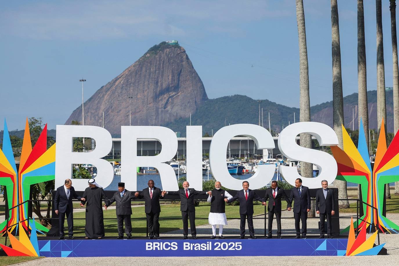 Líderes dos países do Brics posam para foto durante reunião de cúpula no Rio de Janeiro - 
06/07/2025 (Foto:
REUTERS/Pilar Olivares)