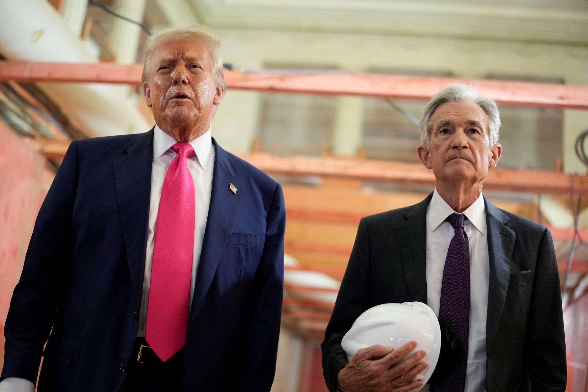 O presidente dos EUA, Donald Trump, e o presidente do Federal Reserve, Jerome Powell, falam durante uma visita ao prédio do Federal Reserve Board, que está passando por reformas, em Washington, D.C., EUA, em 24 de julho de 2025. REUTERS/Kent Nishimura