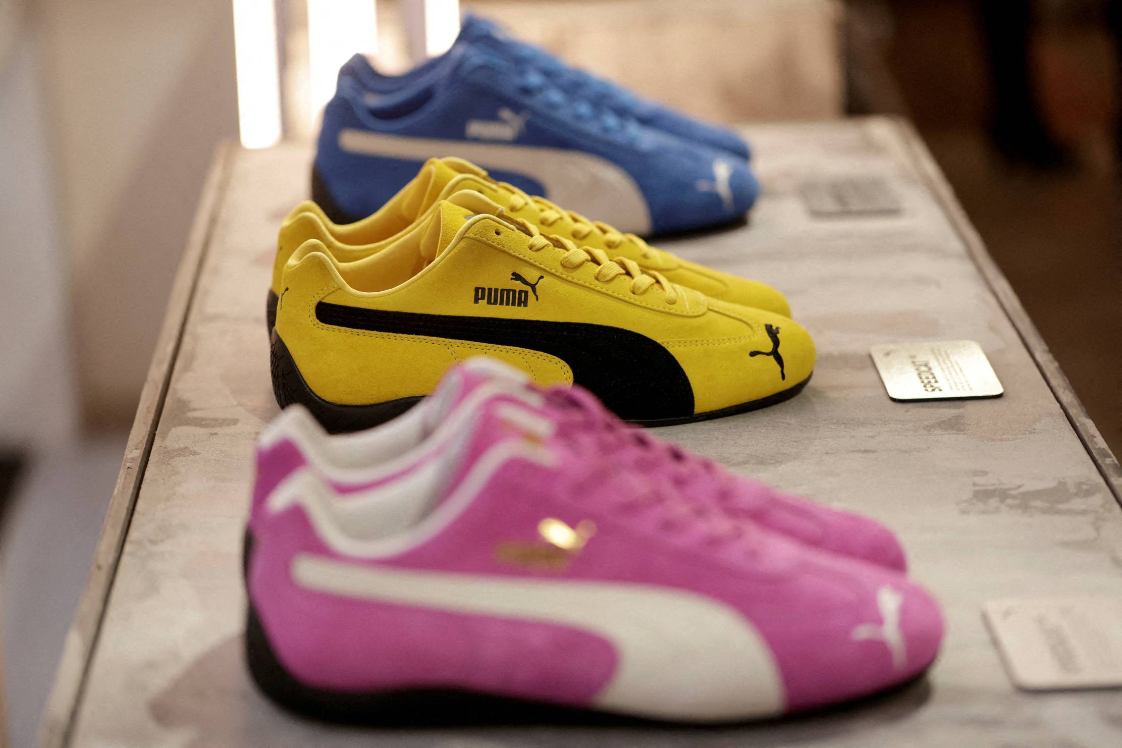 Tênis Puma Speedcat OG são exibidos na Puma Mostro House em Paris, França, em 24 de janeiro de 2025. REUTERS/Abdul Saboor