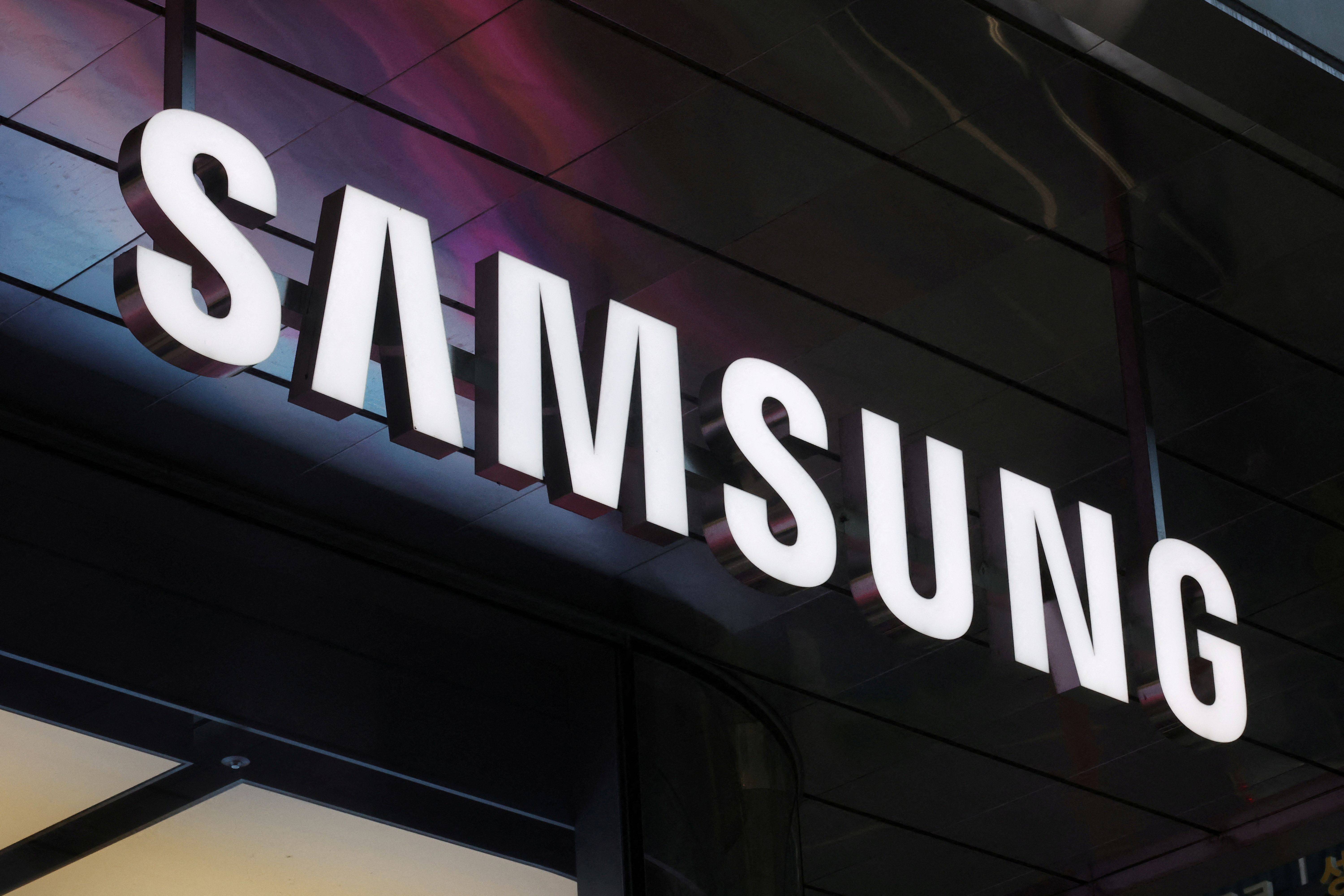 O logotipo da Samsung Electronics é visto na loja da empresa em Seul, Coreia do Sul, em 15 de abril de 2025. REUTERS/Kim Hong-Ji