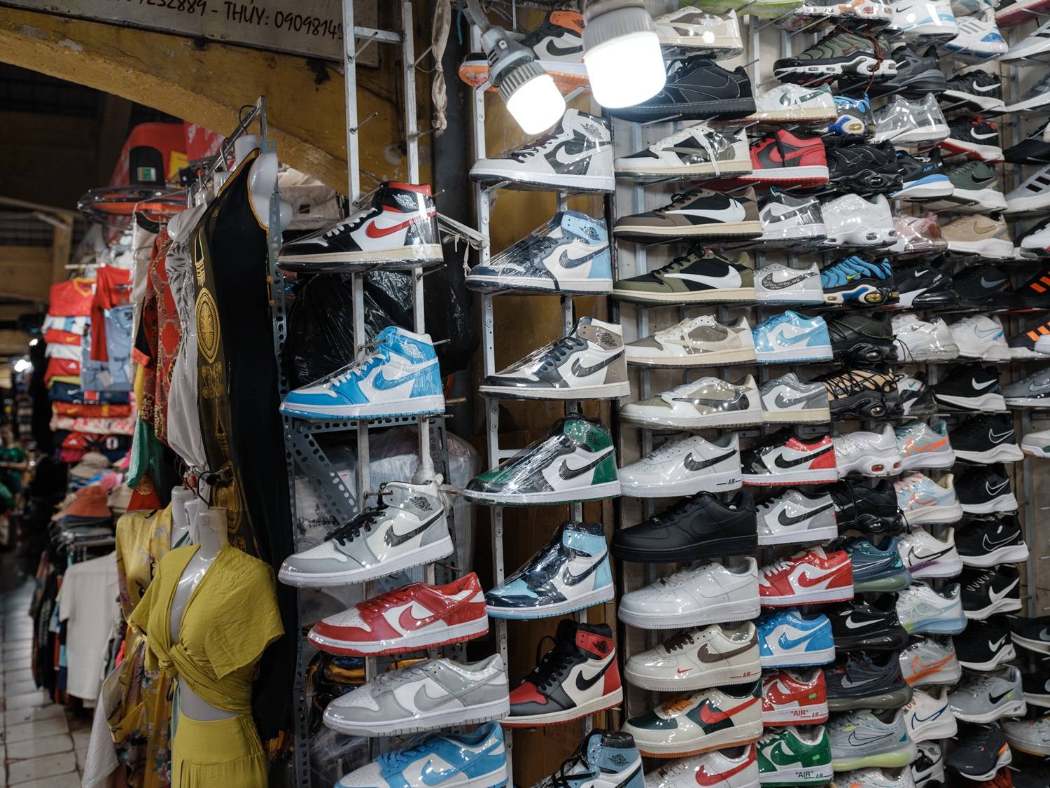 Tênis da marca Nike à venda em barraca de mercado em Ho Chi Minh City, Vietnã, na sexta-feira, 11 de abril de 2025. Vietnã e EUA concordaram em iniciar negociações para um acordo comercial “recíproco”, com o avanço ocorrendo poucas horas após Donald Trump anunciar uma pausa de 90 dias nas tarifas elevadas. Fotógrafo: Linh Pham/Bloomberg

