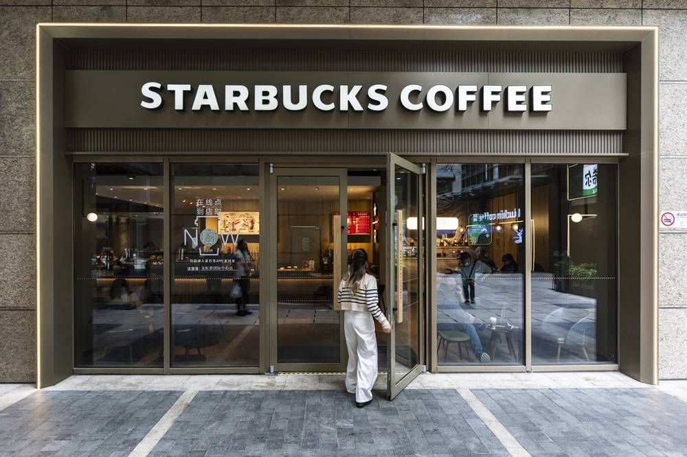 Uma loja da Starbucks Corp. em Xangai. Fotógrafo: Qilai Shen/Bloomberg